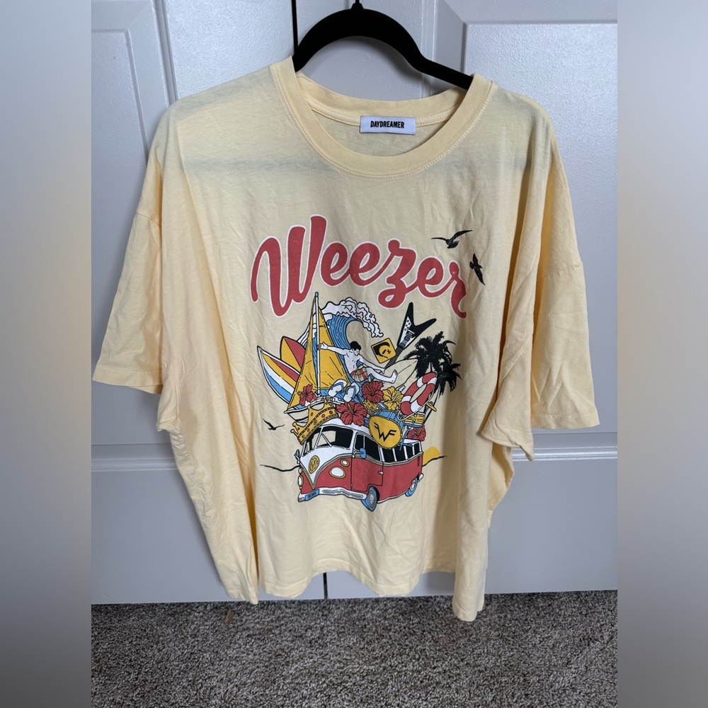 Daydreamer One Size Weezer Graphic Top. ⚡️💛